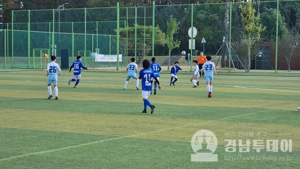 지난 11월에 개최한 고성공룡컵리틀K리그에서 유소년 출전팀들이 경기를 하고 있다.(사진제공=고성군청)