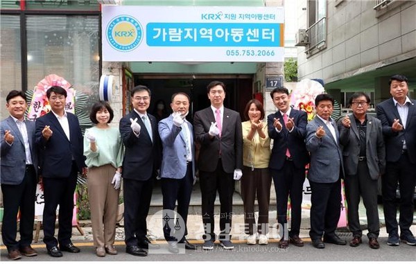 강민국 의원(가운데)이 진주 가람지역아동센터에 한국거래소 '노후아동센터 지원사업'을 유치한 후 개소식에 참여하고 있다.(사진제공=강민국 의원실)
