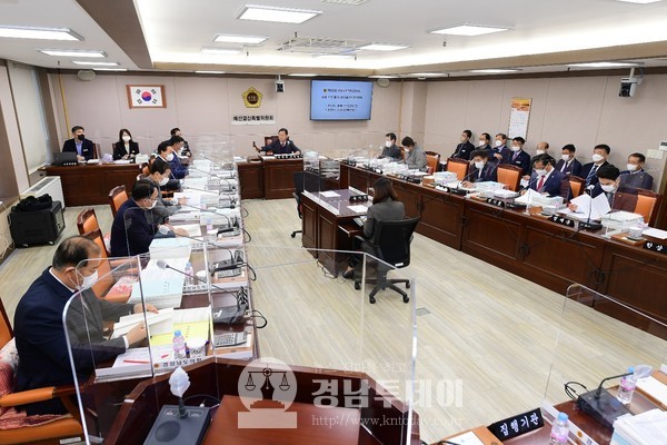 장병국 경남도의회 예결위원장(정면)이 경상남도의 제3회 추경을 심사하고 있다.(사진제공=경남도의회)