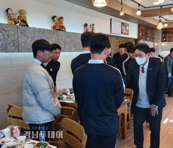 홍태용 김해시장(우측)은 2022 시즌을 마친 직장운동경기부 단원들과 오찬 간담회를 함께하며 격려했다. (사진제공=김해시청)