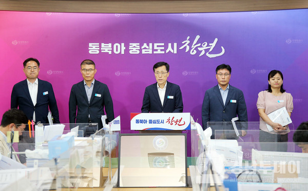 김종필 창원시 해양항만수산국장은 25일 수산물 소비 활성화를 위한 브리핑을 열고 있다.(사진=강종갑 기자)