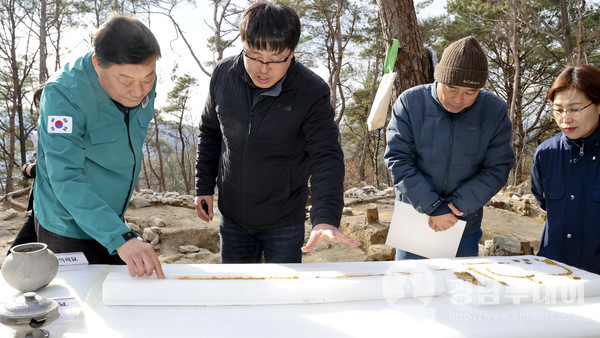 김윤철 합천군수(좌측)는 다라리 고분군Ⅱ의 발굴조사 현장을 방문했다. (사진제공=합천군청)